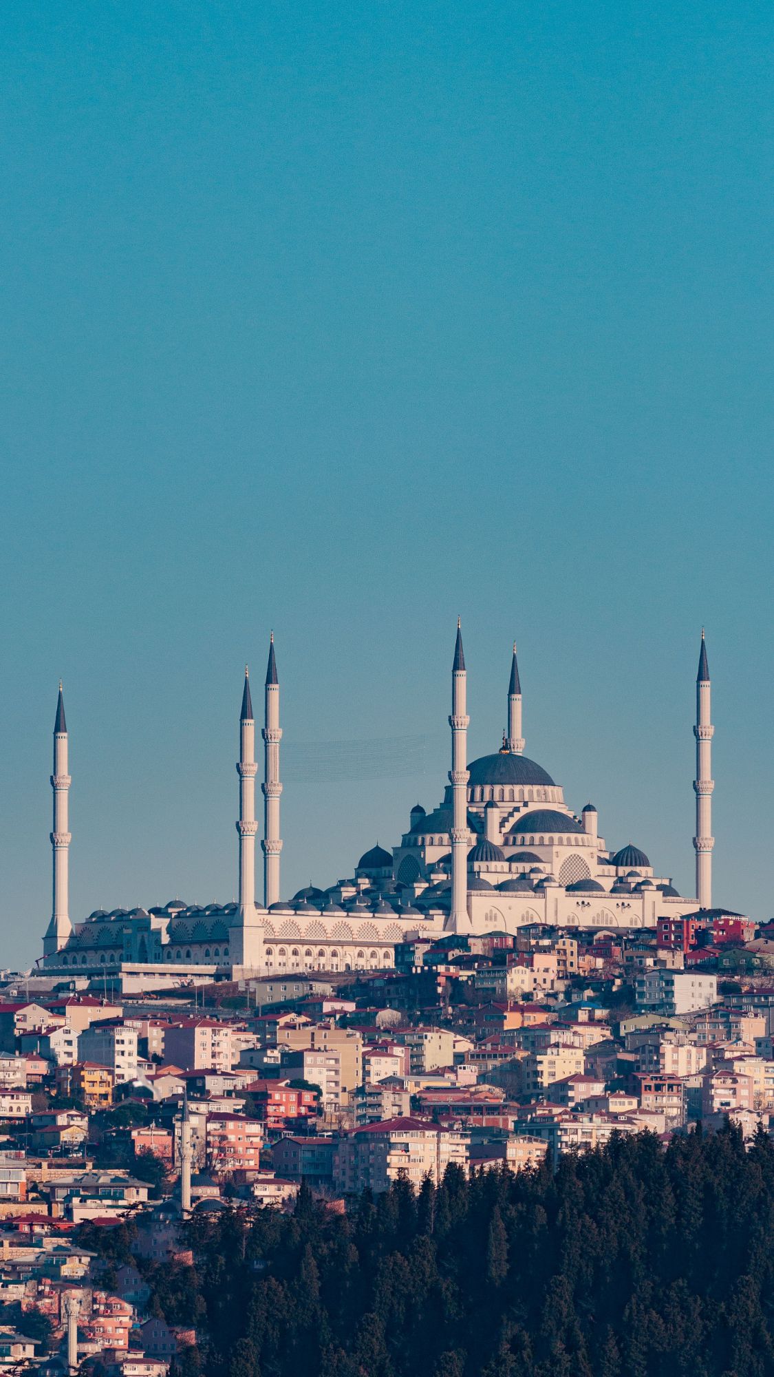Mezquita de Estambul con minaretes sobre la ciudad